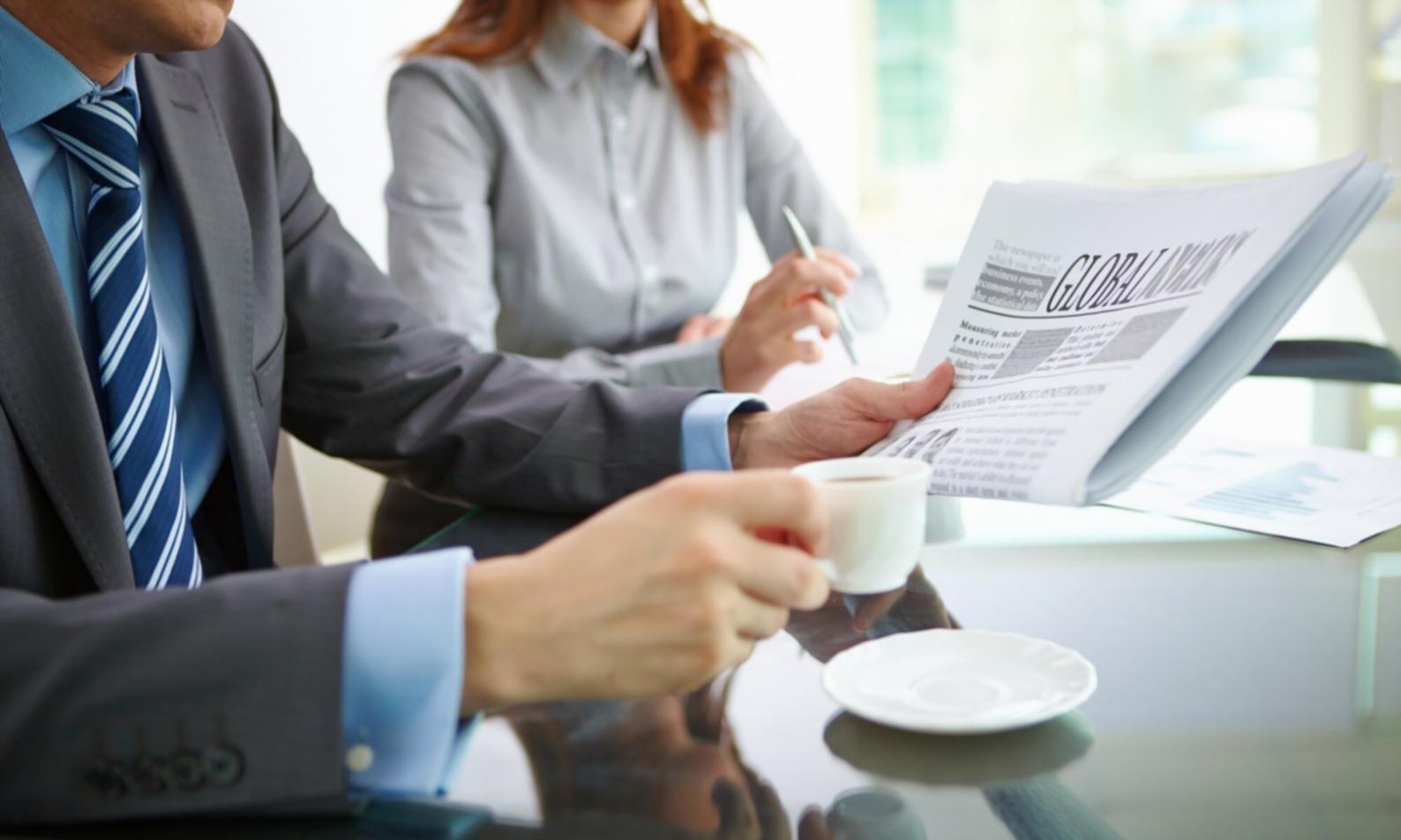 Estudiantes analizando gráficos financieros y datos de mercado